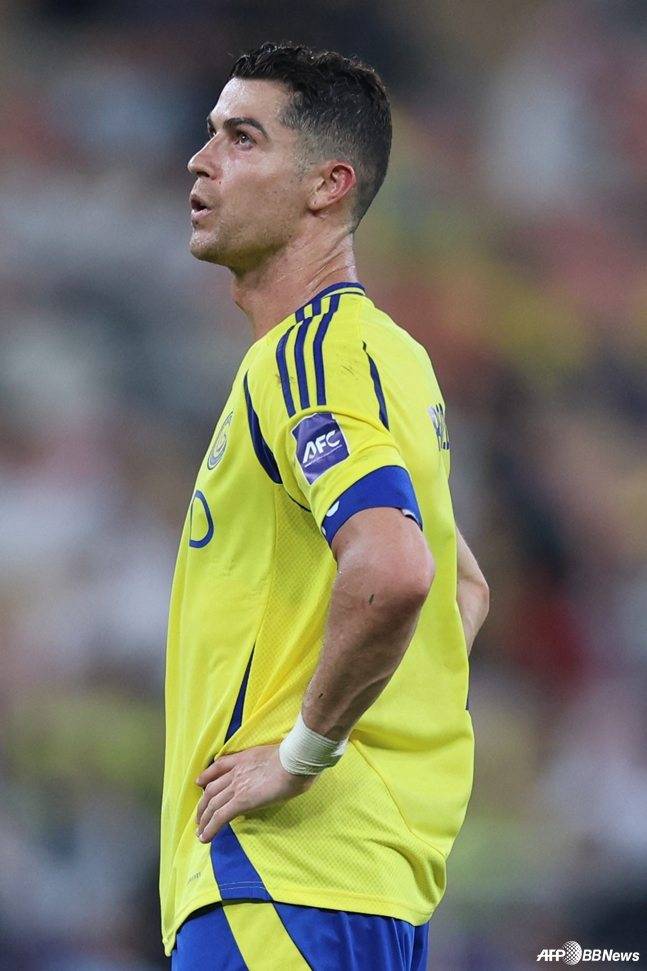 크리스티아누 호날두가 가와사키전 패배가 허탈한 듯 허공을 바라보고 있다. /AFPBBNews=뉴스1