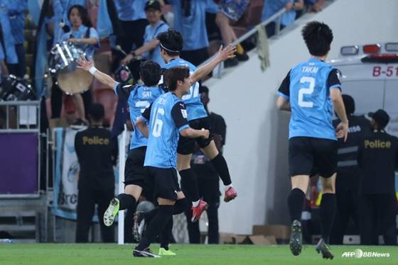 기뻐하는 가와사키 선수들의 모습. /AFPBBNews=뉴스1
