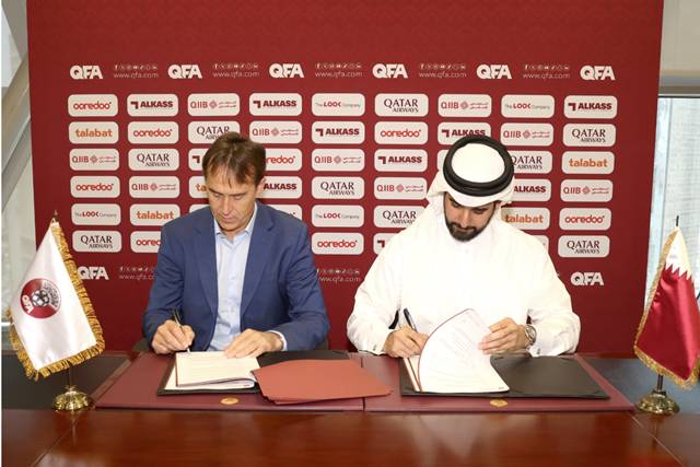 계약서에 사인하는 훌렌 로페테기(왼쪽) 감독. /사진=카타르 축구협회 공식 홈페이지
