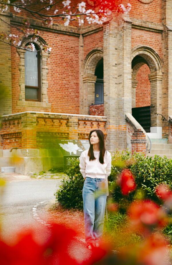 성당은 계절에 맞는 꽃으로 자연스럽게 꾸며진다