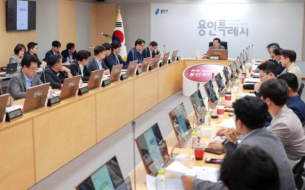 용인FC, 초대 단장 선임 공모...시민프로축구단 창단준비위원회 회의 모습.(사진제공=용인특례시)