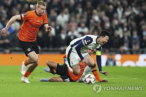 토트넘 홋스퍼는 30일(한국시간) 구단 공식 홈페이지를 통해 클럽 주장 손흥민이 5월 2일 오전 4시 영국 런던에 위치한 토트넘 홋스퍼 스타디움에서 열리는 FK보되글림트(노르웨이)와의 2024-25시즌 유럽축구연맹(UEFA) 유로파리그 준결승 1차전에 출전하지 못하게 됐다고 발표했다. 경기 전 토트넘 사령탑 안지 포스테코글루 감독은 최근 발 부상에서 회복 중인 손흥민이 훈련을 받고 있지만 팀에서 떨어진 상태이기에 결장을 예고했다. 연합뉴스