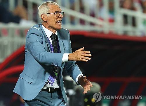 이라크 매체 '알라비아스포츠'가 1일(한국시간) 후세인 아무타 감독과 협상이 결렬된 뒤, 이라크축구협회가 엑토르 쿠페르를 포함해 헬리오 수자, 틴틴 마르케스 로페스 감독을 차기 축구 국가대표팀 감독 후보로 두고 있다고 보도했다.&nbsp;  이어 현지에서는 엑토르 쿠페르 감독과 먼저 이라크축구협회가 줌 미팅을 가졌다는 보도가 나오면서 쿠페르 감독이 1순위 후보로 거론되고 있다.&nbsp;연합뉴스