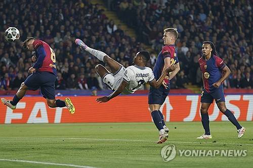 바르셀로나와 인터 밀란이 1일(한국시간) 스페인 바르셀로나에 있는 에스타디 올림픽 류이스 콤파니스에서 열린 2024-2025시즌 유럽축구연맹(UEFA) 챔피언스리그 4강 1차전에서 난타전 끝에 3-3 무승부를 거뒀다.&nbsp;연합뉴스