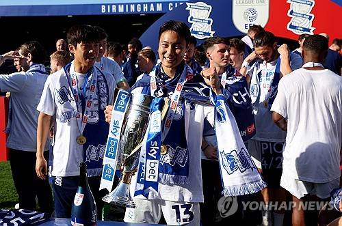 버밍엄 시티가 1일(한국시간) 영국 블랙풀에 있는 블룸필드 로드에서 열린 블랙풀과의 2024-2025시즌 리그1(3부) 45라운드 원정 경기에서 2-0으로 승리했다.&nbsp;버밍엄은 이날 승리로 승점 108점(33승9무3패)이 됐다. 2위 렉섬(승점89)과의 격차는 무려 19점 차다.연합뉴스