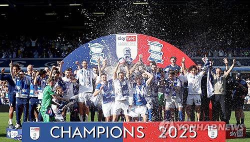 버밍엄 시티가 1일(한국시간) 영국 블랙풀에 있는 블룸필드 로드에서 열린 블랙풀과의 2024-2025시즌 리그1(3부) 45라운드 원정 경기에서 2-0으로 승리했다.&nbsp;버밍엄은 이날 승리로 승점 108점(33승9무3패)이 됐다. 2위 렉섬(승점89)과의 격차는 무려 19점 차다.연합뉴스