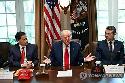 각료회의 주재하는 트럼프 [워싱턴 AFP=연합뉴스. 재판매 및 DB 금지]