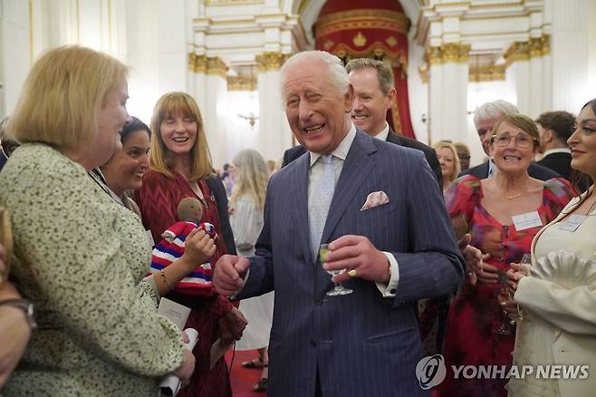 30일 버킹엄궁에서 암 환자 지원 인사들을 초청해 환영행사 여는 찰스 3세 [AFP 연합뉴스]