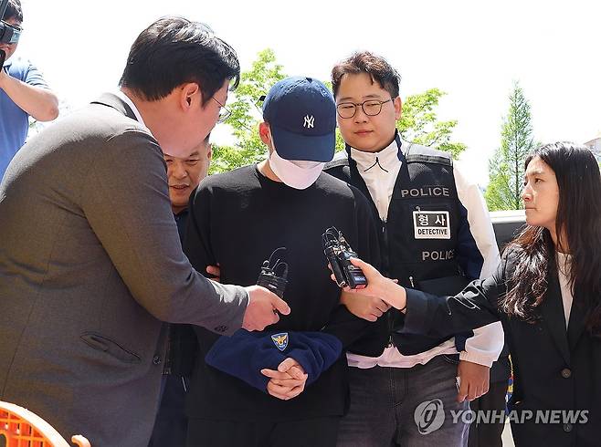 청주 흉기난동 고교생 영장심사 (청주=연합뉴스) 이성민 기자 = 청주의 한 고등학교 내외부에서 흉기 난동을 벌여 교사와 주민 등 6명을 다치게 한 A(17)군이 30일 오후 영장실질심사에 출석하기 위해 청주지법에 들어가고 있다. 2025.04.30 chase_arete@yna.co.kr