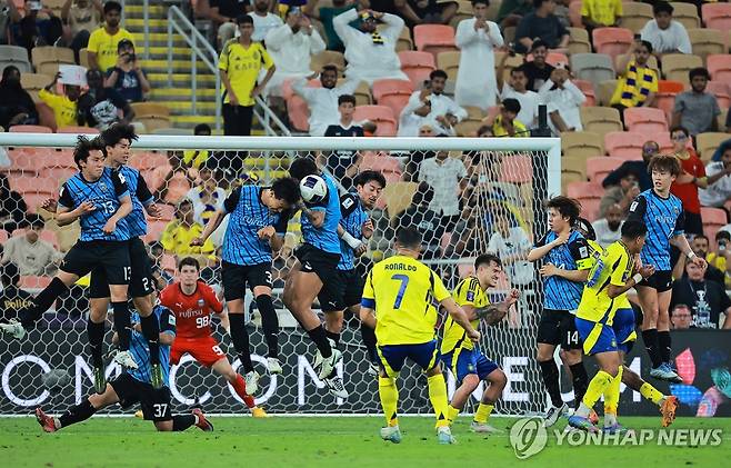 가와사키와 경기에서 프리킥하는 알나스르의 호날두. [로이터=연합뉴스]