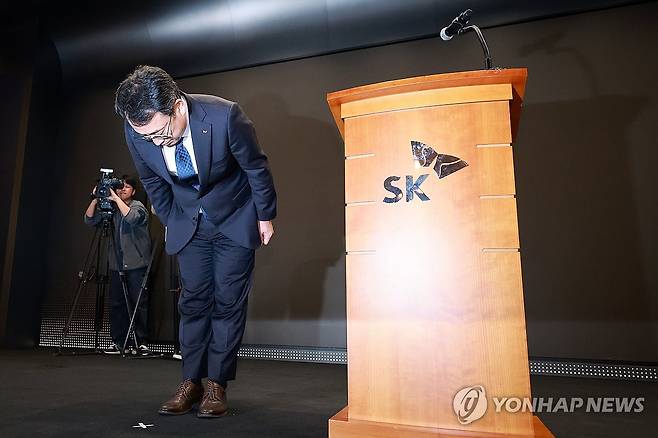 유심 정보 유출 사과하는 유영상 대표이사 (서울=연합뉴스) 신현우 기자 = 유영상 SK텔레콤 대표이사가 25일 서울 중구 SKT타워 수펙스홀에서 SK텔레콤 이용자 유심(USIM) 정보가 해커 공격으로 유출된 것과 관련해 고개 숙여 사과하고 있다. 2025.4.25 nowwego@yna.co.kr