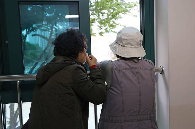 대피소서 대구산불 진화작업 지켜보는 어르신들 [촬영 황수빈]