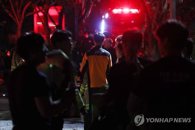 대구산불 밤샘진화 (대구＝연합뉴스) 김현태 기자 = 대구에서 발생한 대형 산불이 이틀 만에 진화됐다가 일부에서 재발화하며 확산하는 가운데 30일 오후 9시 30분께 대구 북구 구암동 일대 등산로 입구에서 밤샘 진화에 나선 진화 요원들이 잠시 휴식을 취하고 있다. 2025.4.30 mtkht@yna.co.kr