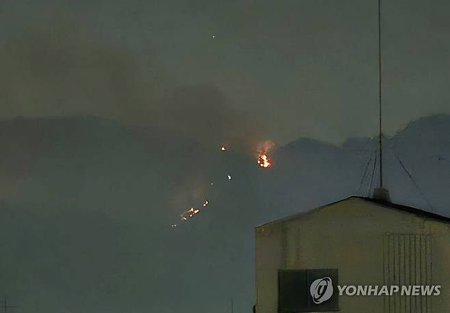 재발화한 대구 산불 (대구=연합뉴스) 박세진 기자 = 지난 29일 진화된 대구 북구 함지산 산불이 재발화한 가운데 30일 오후 북구 학정동에서 함지산 산불이 관측되고 있다. 2025.5.1 [독자제공. 재판매 및 DB금지] psjpsj@yna.co.kr