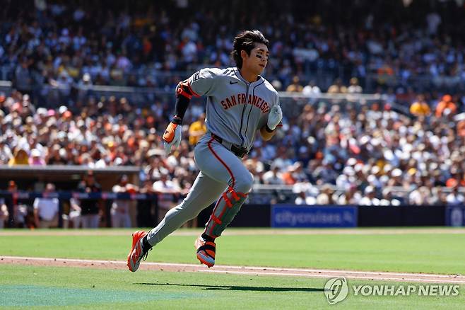 헬멧이 벗겨질 정도로 질주한 이정후의 내야 안타 [게티이미지/AFP=연합뉴스]