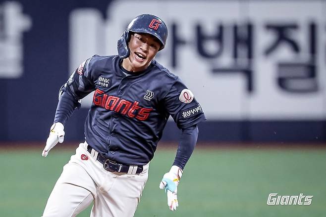 3루타를 치고 베이스를 도는 이호준 [롯데 자이언츠 제공. 재판매 및 DB 금지]