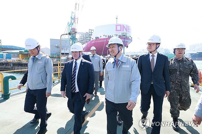 존 펠란 미 해군성 장관, HD현대중공업 방문 (서울=연합뉴스) 존 펠란 신임 미 해군성 장관이 지난달 30일 HD현대중공업 울산 본사를 방문해 HD현대 정기선 수석부회장과 함께 특수선 야드를 둘러보며 건조 중인 함정들을 살펴보고 있다. 2025.5.1 [HD현대중공업 제공. 재판매 및 DB 금지] photo@yna.co.kr