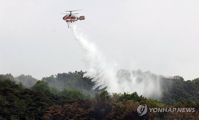 쉼 없는 진화작업 (대구=연합뉴스) 김현태 기자 = 지난달 29일 진화된 대구 북구 함지산 산불이 재발화한 가운데 1일 오전 산림청, 소방 소속 헬기들이 진화작업을 하고 있다. 2025.5.1 mtkht@yna.co.kr