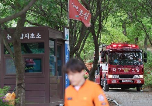 뒷불 감시하는 소방관계자 (대구=연합뉴스) 김현태 기자 = 23시간 만에 진화됐다가 잔불 정리 중 재발화해 확산했던 대구 북구 함지산 산불이 다시 진화 완료된 1일 오전 산불 현장 진입로에서 소방관계자들이 뒷불을 감시하며 만약의 사태에 대비하고 있다. 2025.5.1 mtkht@yna.co.kr