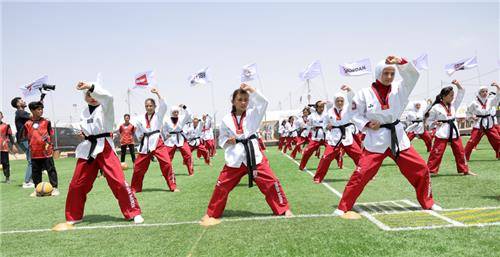 요르단 내 아즈라크 캠프에서 태권도 시범을 보이는 난민 청소년들.  [세계태권도연맹 제공. 재판매 및 DB 금지]