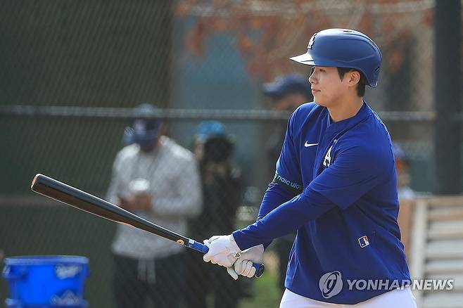 라이브 배팅하는 김혜성 (글렌데일[미국 애리조나주]=연합뉴스) 신현우 기자 = 미국프로야구 메이저리그(MLB) 첫 시즌을 준비하는 로스앤젤레스 다저스 김혜성이 17일(현지시간) 다저스 스프링캠프가 열리고 있는 미국 애리조나주 글렌데일 캐멀백 랜치에서 라이브 배팅하고 있다. 2025.2.18 nowwego@yna.co.kr