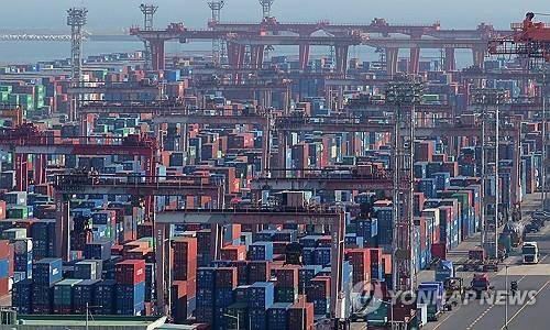 수출 컨테이너 쌓여있는 부산항 [연합뉴스 자료사진]
