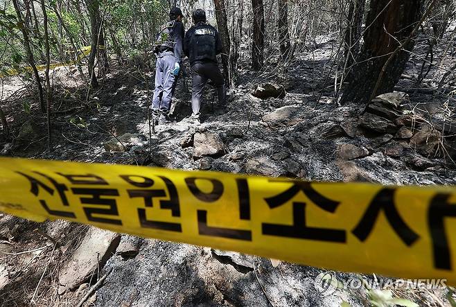 대구 산불 원인은? (대구=연합뉴스) 김현태 기자 = 대구에서 발생한 대형 산불이 이틀 만에 진화됐다가 일부에서 재발화한 가운데 30일 대구 북구 노곡동 최초발화지 현장에서 산림청, 경찰, 소방 등 유관기관 관계자들이 현장감식을 하고 있다. 2025.4.30 mtkht@yna.co.kr