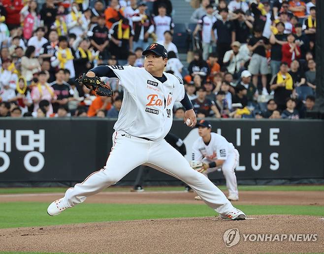 투구하는 류현진 (대전=연합뉴스) 이주형 기자 = 30일 대전한화생명볼파크에서 열린 2025 신한 SOL 뱅크 KBO리그 한화이글스와 LG 트윈스의 경기. 한화 선발투수 류현진이 투구하고 있다. 2025.4.30 coolee@yna.co.kr