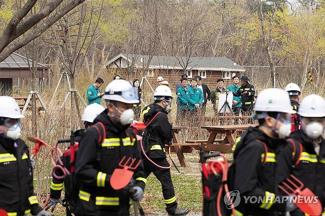 산불진화 훈련  [연합뉴스 자료사진]