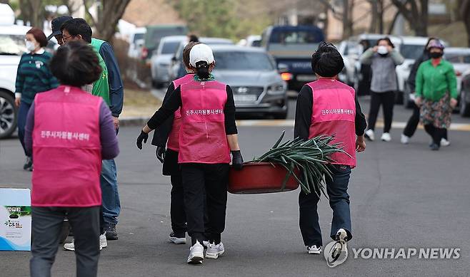 아픔 나누는 자원봉사자 (산청=연합뉴스) 김동민 기자 = 25일 오후 경남 산청군 시천면 산불현장통합지휘본부 일대에서 자원봉사자들이 이날 저녁 식사를 준비하고 있다. 2025.3.25 image@yna.co.kr