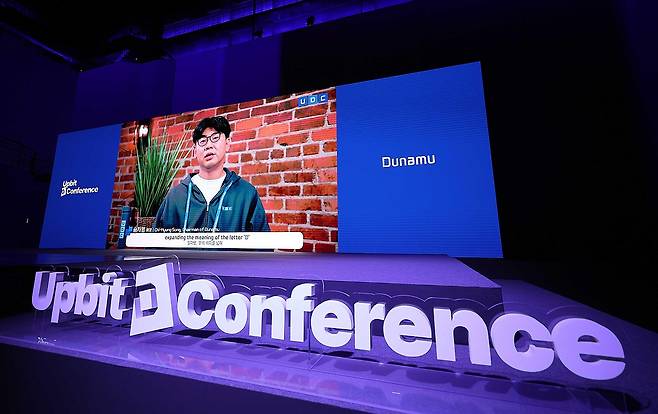 환영사 하는 송치형 회장 (서울=연합뉴스) 국내 최대 가상자산거래소인 업비트 운영사인 두나무의 송치형 회장이 13일 서울 광진구 그랜드 워커힐 서울에서 열린 '업비트 D 콘퍼런스'에서 웰컴 스피치를 하고 있다. 2023.11.13 [두나무 제공. 재판매 및 DB 금지] photo@yna.co.kr