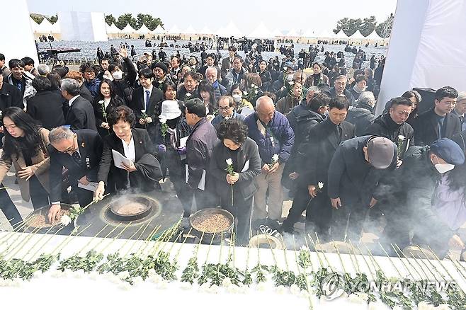 제주4·3 희생자 추념식서 헌화·분향하는 유족들 [연합뉴스 자료사진]