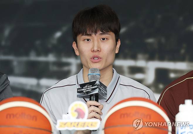 출사표 던지는 양준석 (서울=연합뉴스) 김성민 기자 = 창원 LG 세이커스 양준석이 1일 서울 강남구 KBL센터에서 열린 '2024-2025 KCC 프로농구 챔피언결정전 미디어데이'에서 출사표를 밝히고 있다. 2025.5.1 ksm7976@yna.co.kr