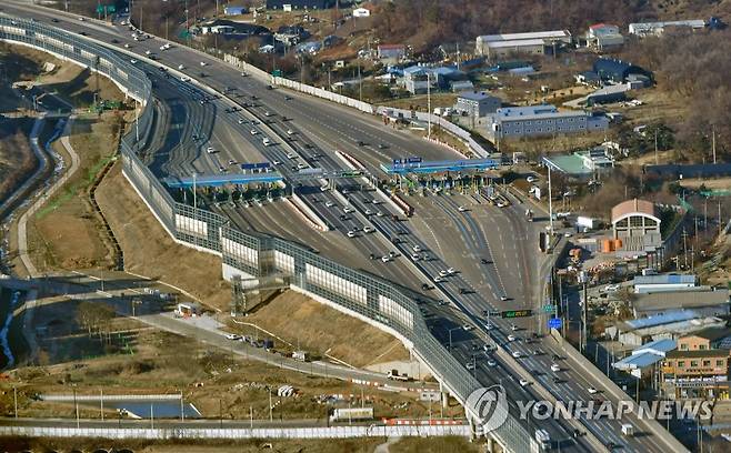차량 소통 원활한 시흥톨게이트 (인천=연합뉴스) 설 연휴 마지막 날인 24일 오후 경기도 시흥시 수도권제1순환고속도로 시흥톨게이트 양방향 도로의 차량 소통이 원활하다. 2023.1.24 [항공사진 촬영협조 인천경찰청 항공대 박정구 경감ㆍ두화용 경위. 한국사진기자협회 인천지부 제공. 재판매 및 DB 금지] tomatoyoon@yna.co.kr