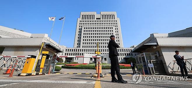 이재명 선거법 사건 대법 선고 D-1 (서울=연합뉴스) 김도훈 기자 = 더불어민주당 이재명 대선 후보의 공직선거법 사건에 대한 대법원 전원합의체 선고를 하루 앞둔 30일 서울 서초구 대법원 모습. 2025.4.30 superdoo82@yna.co.kr