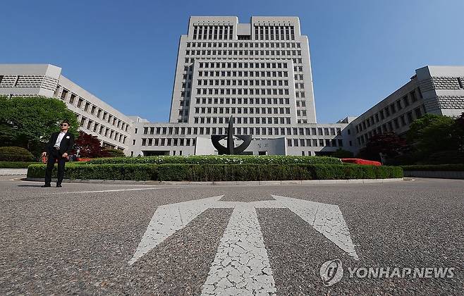 대법원 (서울=연합뉴스) 김도훈 기자 = 더불어민주당 이재명 대선 후보의 공직선거법 사건에 대한 대법원 전원합의체 선고를 하루 앞둔 30일 서울 서초구 대법원 입구에 좌우 방향으로 차량 진입을 유도하는 화살표가 그려져 있다. 2025.4.30 superdoo82@yna.co.kr