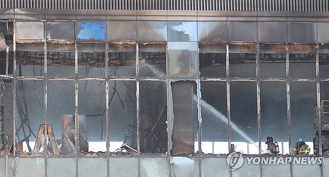 부산 반얀트리 공사장 화재 진화 작업 [연합뉴스 자료사진]