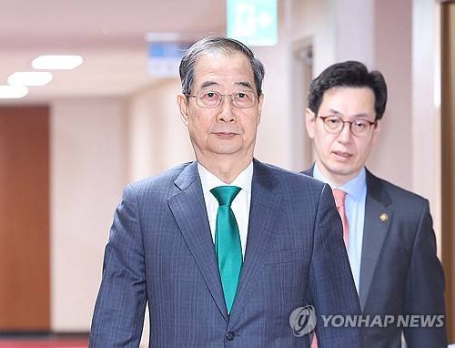 국무회의 참석하는 한덕수 권한대행     (서울=연합뉴스) 한상균 기자 = 한덕수 대통령 권한대행 국무총리가 18일 정부서울청사에서 열린 국무회의에 입장하고 있다. 2025.4.18 [대통령실통신사진기자단]
    xyz@yna.co.kr