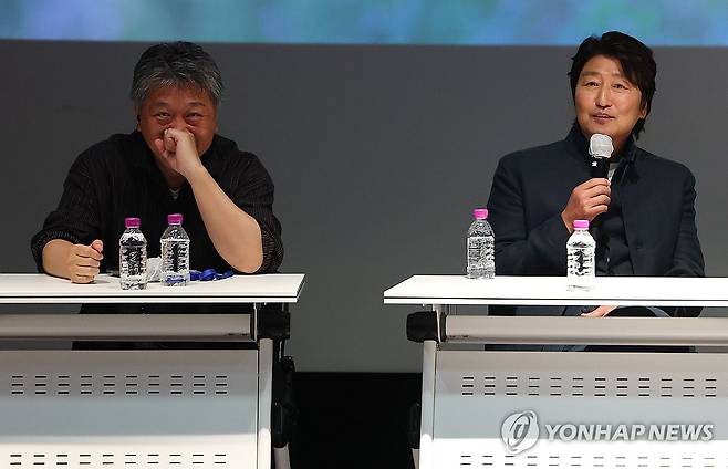 웃음꽃 피는 배우 송강호의 답변 (서울=연합뉴스) 김도훈 기자 = 1일 서울 종로구 씨네큐브에서 열린 '어느 가족' 씨네토크에서 배우 송강호가 사회자 질문에 답하고 있다.
    왼쪽은 고레에다 히로카즈 감독. 2025.5.1 superdoo82@yna.co.kr
