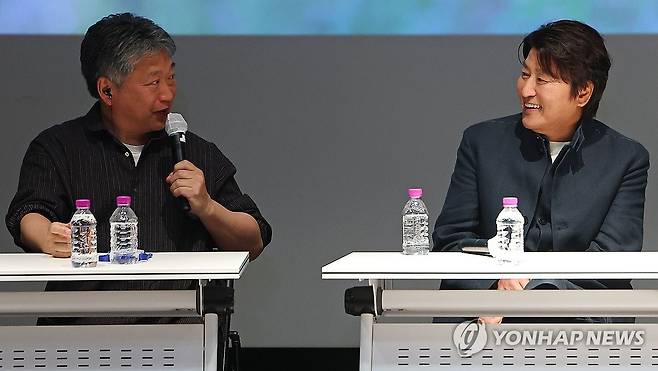화기애애한 씨네토크 (서울=연합뉴스) 김도훈 기자 = 1일 서울 종로구 씨네큐브에서 열린 '어느 가족' 씨네토크에서 고레에다 히로카즈 감독이 사회자 질문에 답하고 있다.
    오른쪽은 배우 송강호. 2025.5.1 superdoo82@yna.co.kr