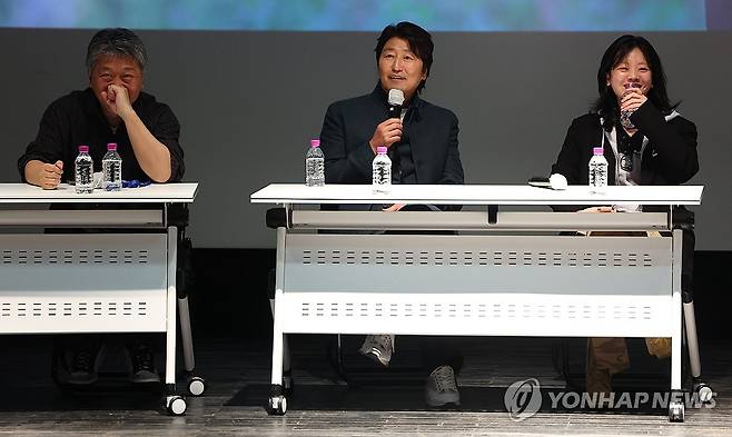 웃음꽃 피는 배우 송강호의 답변 (서울=연합뉴스) 김도훈 기자 = 1일 서울 종로구 씨네큐브에서 열린 '어느 가족' 씨네토크에서 배우 송강호가 사회자 질문에 답하고 있다.
    왼쪽부터 고레에다 히로카즈 감독, 배우 송강호, 이주영. 2025.5.1 superdoo82@yna.co.kr