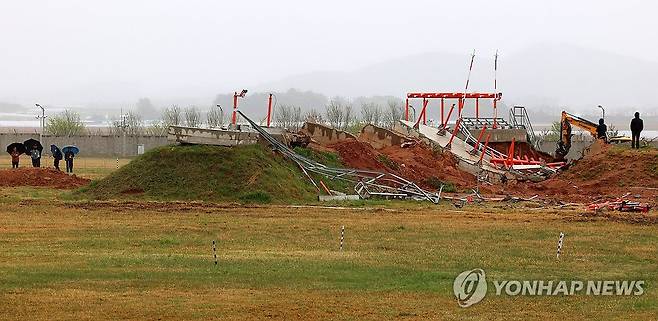 제주항공 참사 로컬라이저 현장 조사 (무안=연합뉴스) 조남수 기자 = 22일 전남 무안국제공항에서 제주항공 여객기 사고 원인을 조사 중인 항공철도사고조사위원회 관계자들이 방위각 시설(로컬라이저) 현장 조사하고 있다. 2025.4.22 iso64@yna.co.kr