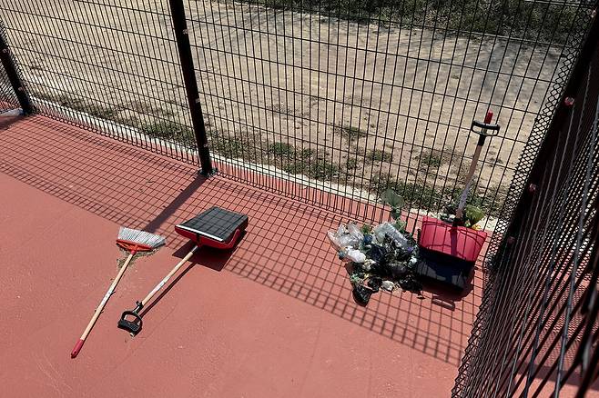 ▲ 놀이터 내 격리장 한편에 봉투에 담긴 애견 배설물들이 그대로 쌓여 노출돼 있다.