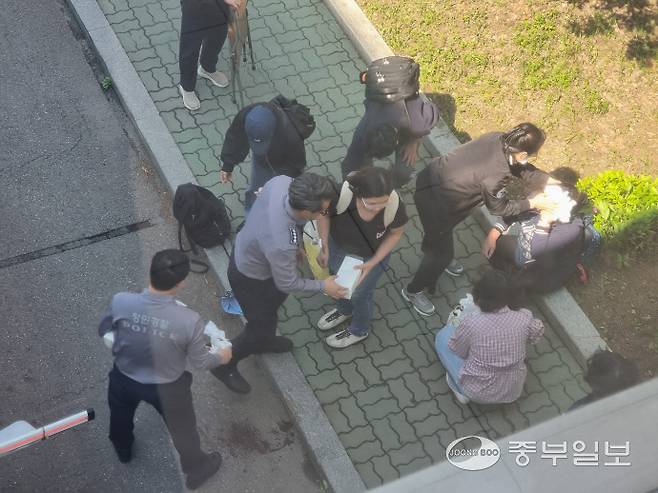 2일 인천시청 후문 주차정산소 앞에서 퇴근을 하던 인천시설공단 소속 환경공무직 직원이 알 수 없는 이유로 도로에 설치된 봉에 걸려 넘어져 시민들이 지혈을 하고 있다. 전예준기자