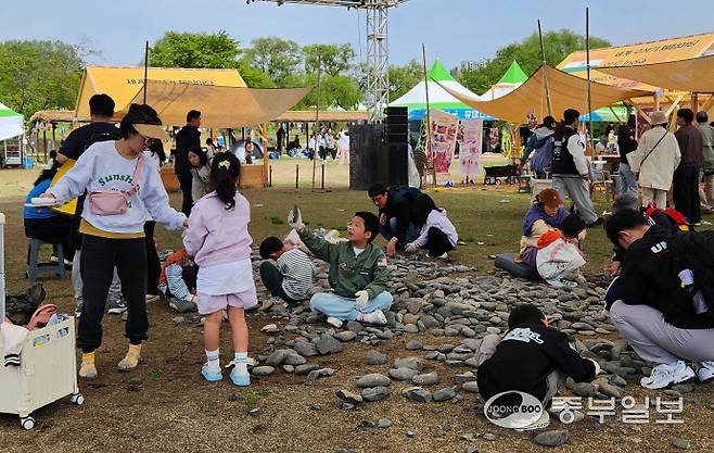 2일 연천 구석기 축제 '세계 구석기 체험마당' 중앙에서 관광객들이 연신 돌을 두드리며 구석기 시대를 체험하고 있다. 이석중기자