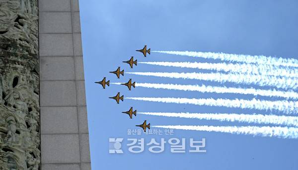 2일 울산대공원 현충탑에서 열린 울산 출신 고 김도현 중령 순국 19주기 추모식에서 대한민국 공군 블랙이글스의 추모비행이 펼쳐지고 있다. 고 김도현 중령은 블랙이글스의 멤버로 지난 2006년 5월 5일 어린이날 행사 비행중 순국했다. 김경우기자 woo@ksilbo.co.kr