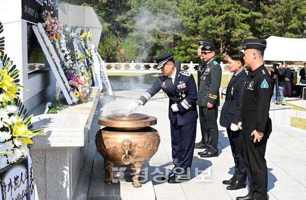 2일 울산대공원 현충탑에서 열린 울산 출신 고 김도현 중령 순국 19주기 추모식에서 참석자들이 분향을 하고 있다. 김경우기자 woo@ksilbo.co.kr