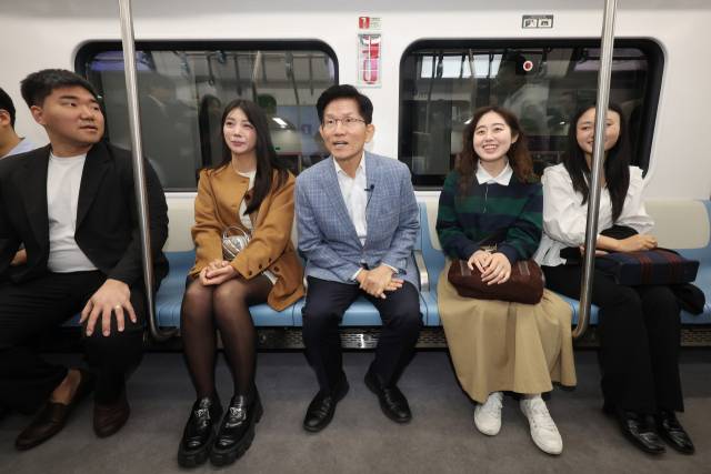 국민의힘 김문수 대선 경선 후보가 2일 서울 강남구 수서역에서 GTX-A를 탑승한 뒤 청년서포터즈와 대화를 나누고 있다. 연합뉴스