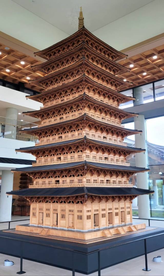 황룡사 역사문학관에 전시된 신라 3대 보물 중 하나인 황룡사 9층목탑 모형.