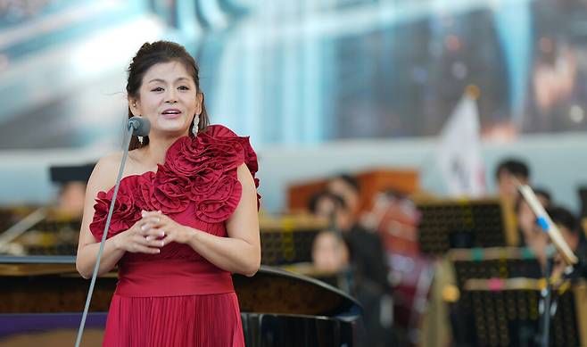 이탈리아와 프랑스 등 유럽 무대에서 콜로라투라 소프라노로 활동하고 있고, 이번 축제의 음악감독을 맡은 박성희가&nbsp;'2025 피아노섬 축제' 개막식에서 열창하고 있다.&nbsp; ⓒ제주의소리 김봉현 선임기자